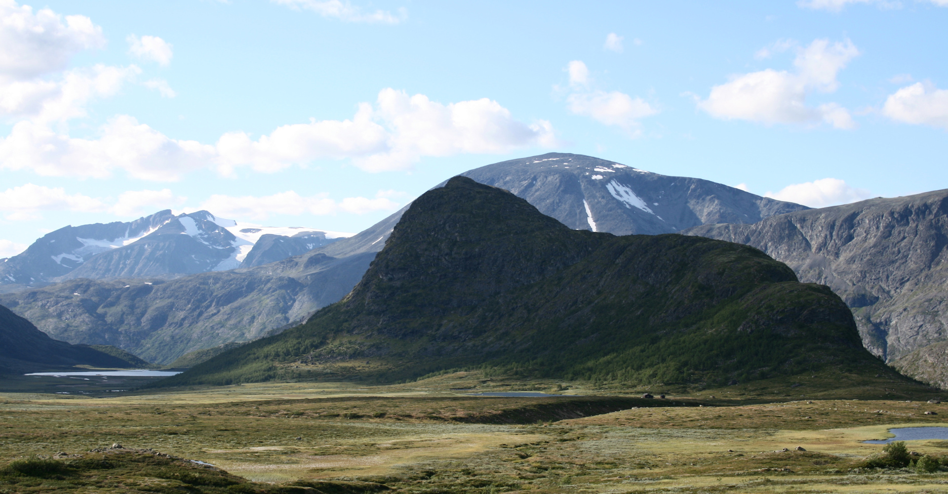 0009 Fjellet Knutshøe med Bessegen i bakgrunnen-foto Geir Johansen.jpg
