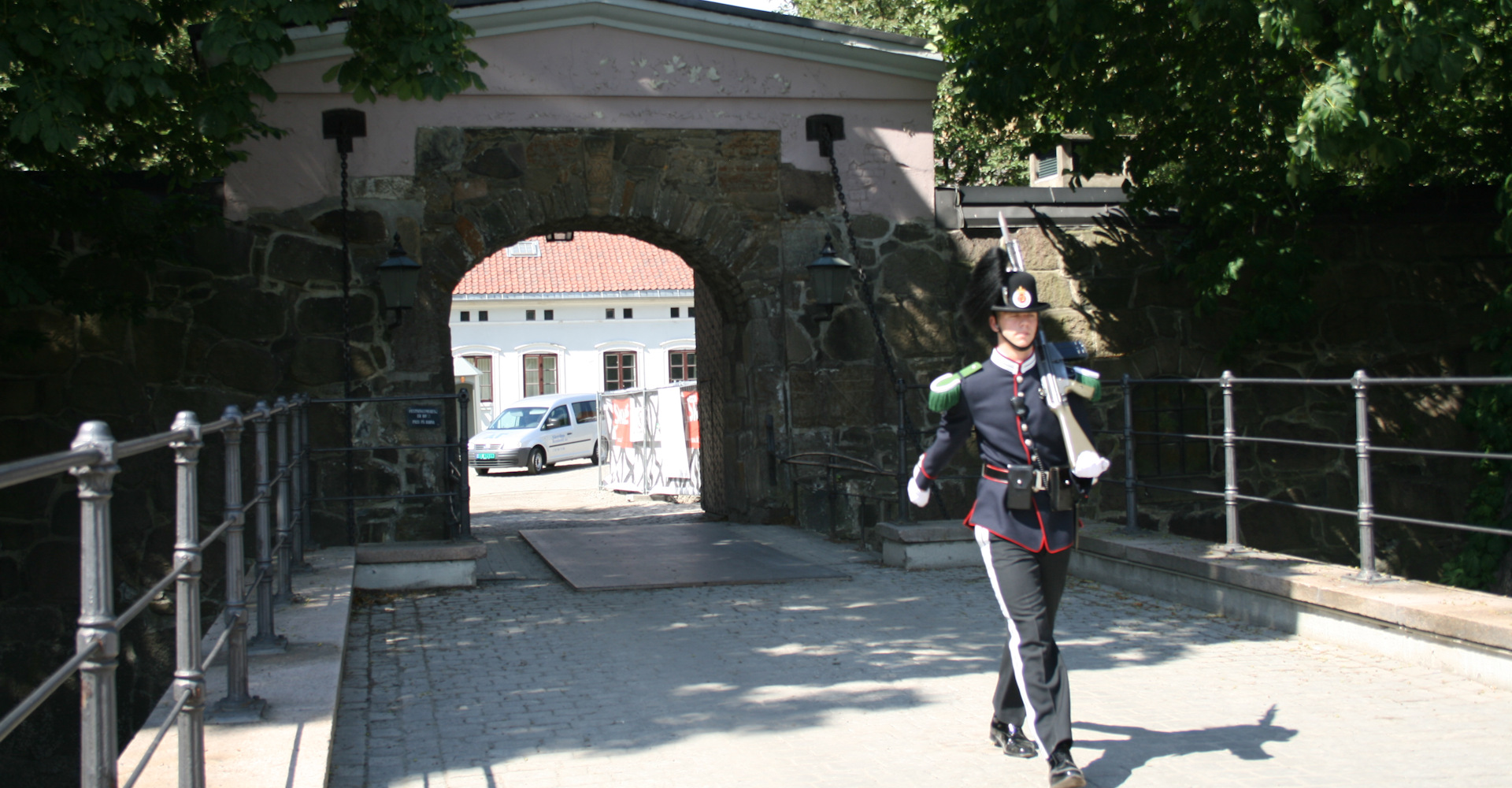 002 Vakt ved inngangen - Foto Geir Johansen.jpg