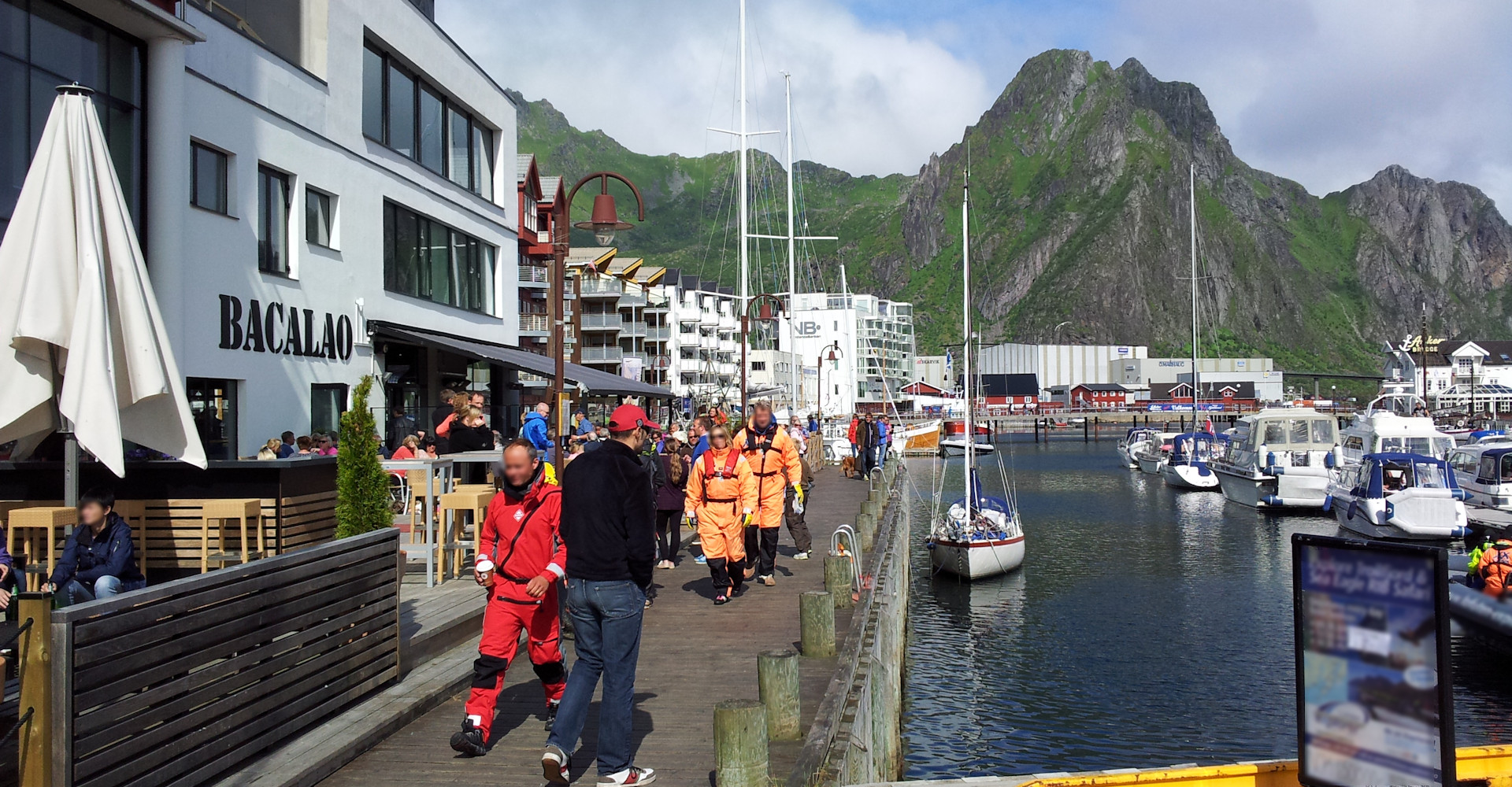 012 Langs kaipromenaden med Fløifjellet og Svolværgeita i bakgrunnen-foto Geir Johansen.jpg