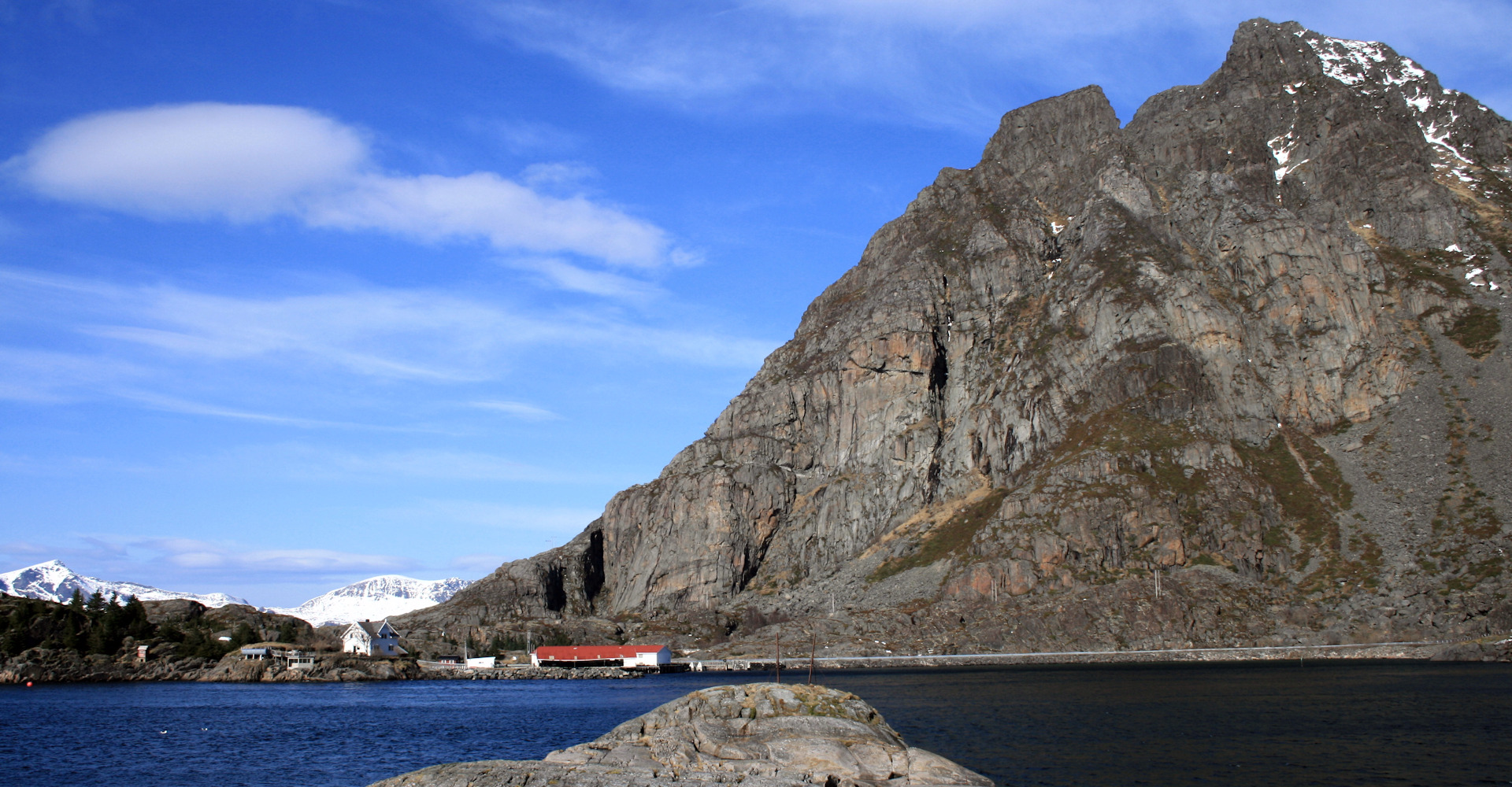 011-festvåg og festvågtinden ved henningsvær-foto Geir Johansen.jpg