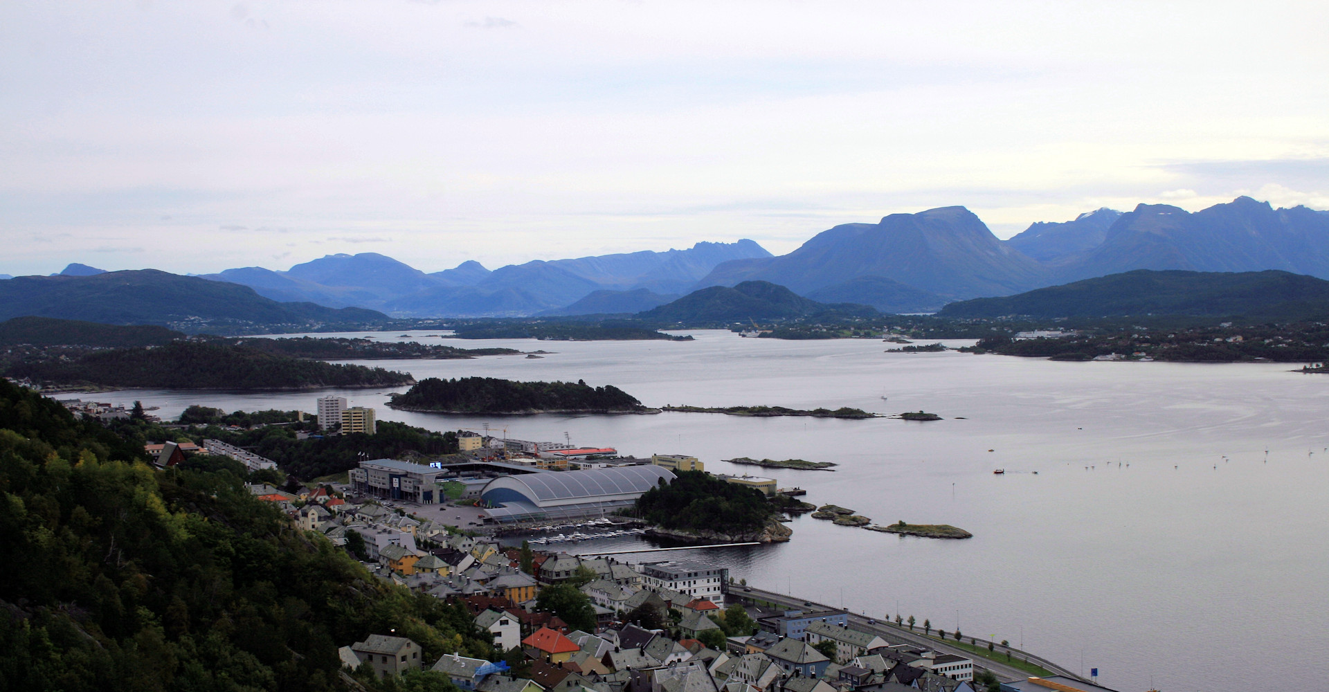 003 Utsikt retning Spjelkavik og Storfjorden helt bak - foto Geir Johansen.jpg
