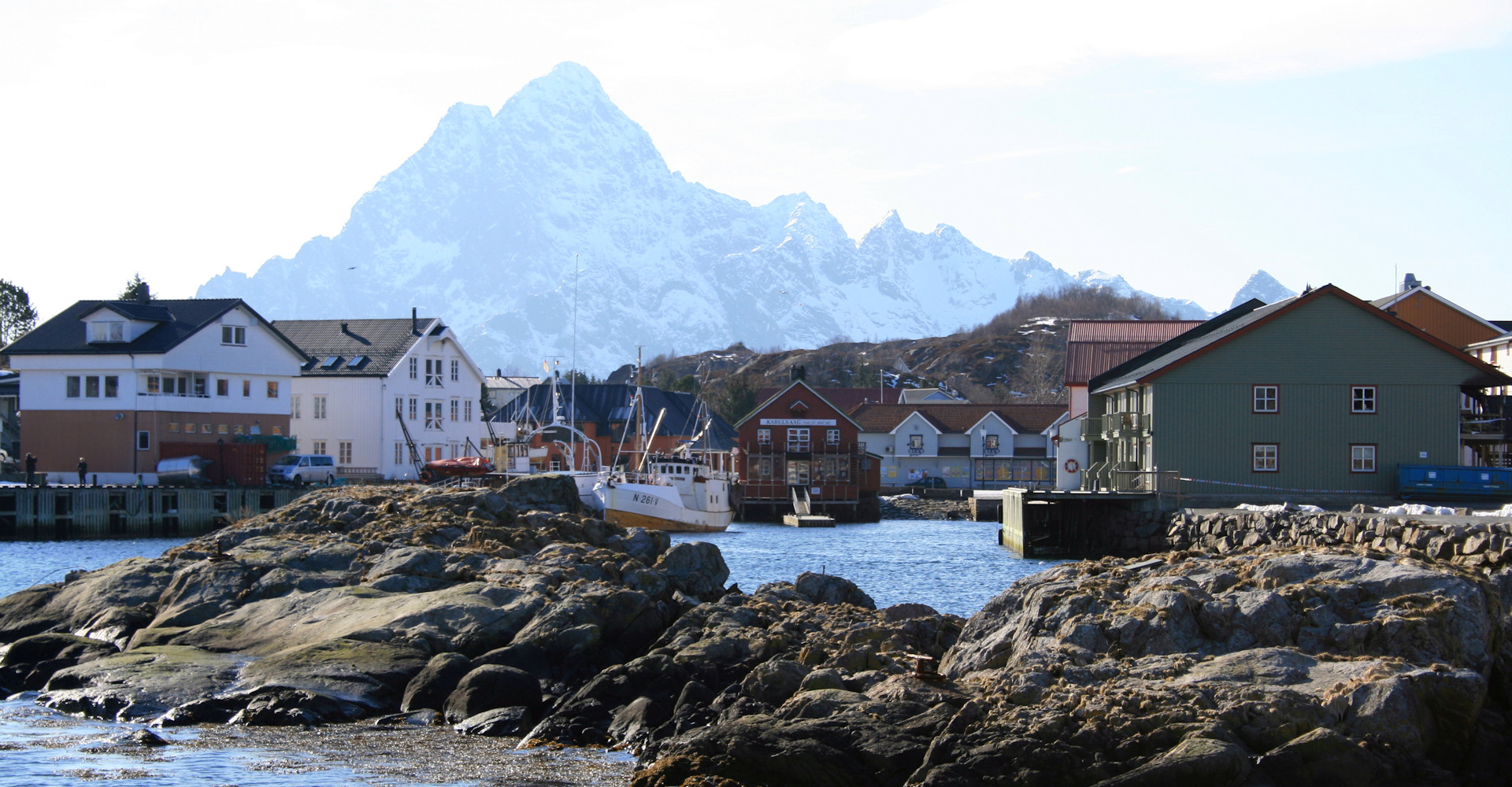 025 Kabelvåg havn og sentrum med fjellet Vågakaillen i bakgrunnen - foto Geir Johansen.jpg