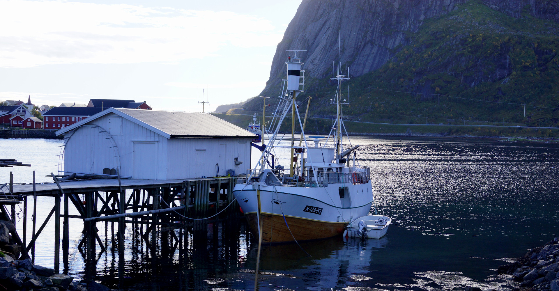 009 Lofoten - fiskebåt på Sakrisøy - foto Geir Johansen.jpg