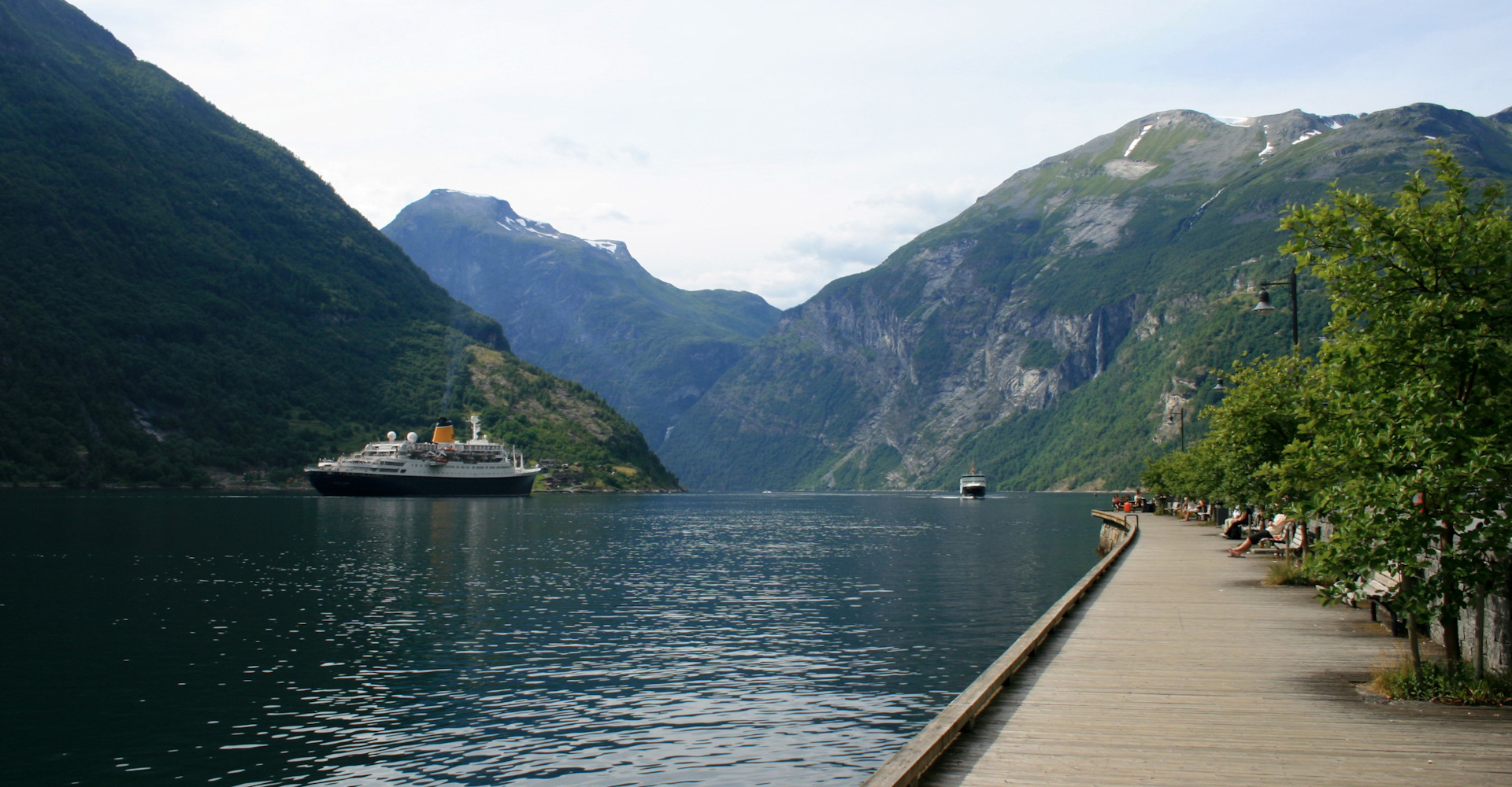 014 Langs havnen og pren når ferga fra Hellesylt kommer inn-foto Geir Johansen.jpg
