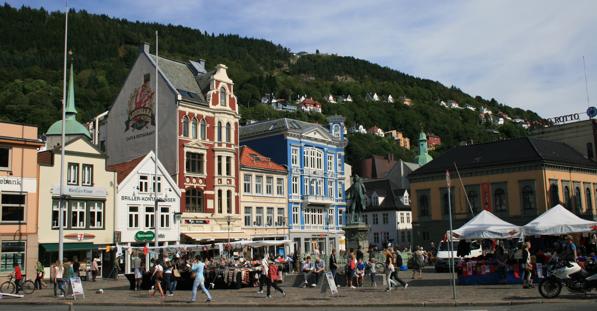 002 Bergen- Ludvig Holberg statuen i Vågsalmenningen og Fløia på fjellet-foto Geir Johansen.jpg