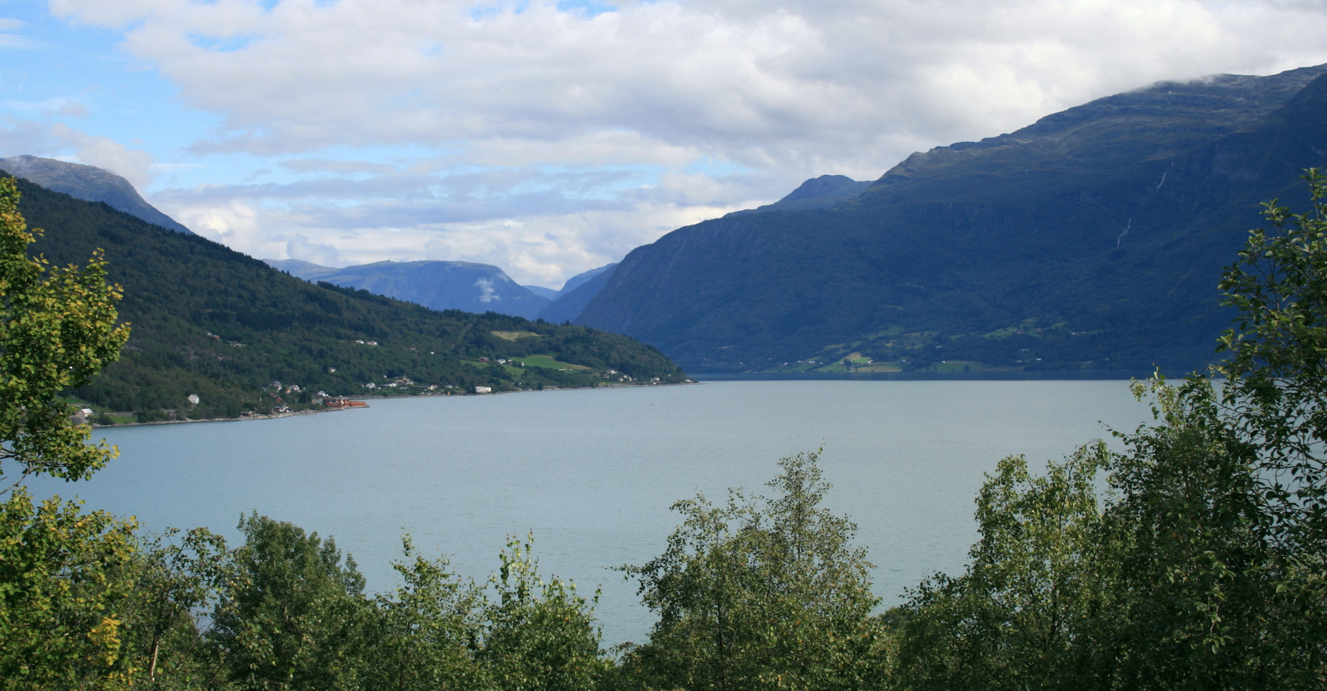 004 Inn Lustrafjorden fra Høyheimsvik - foto Geir Johansen.jpg