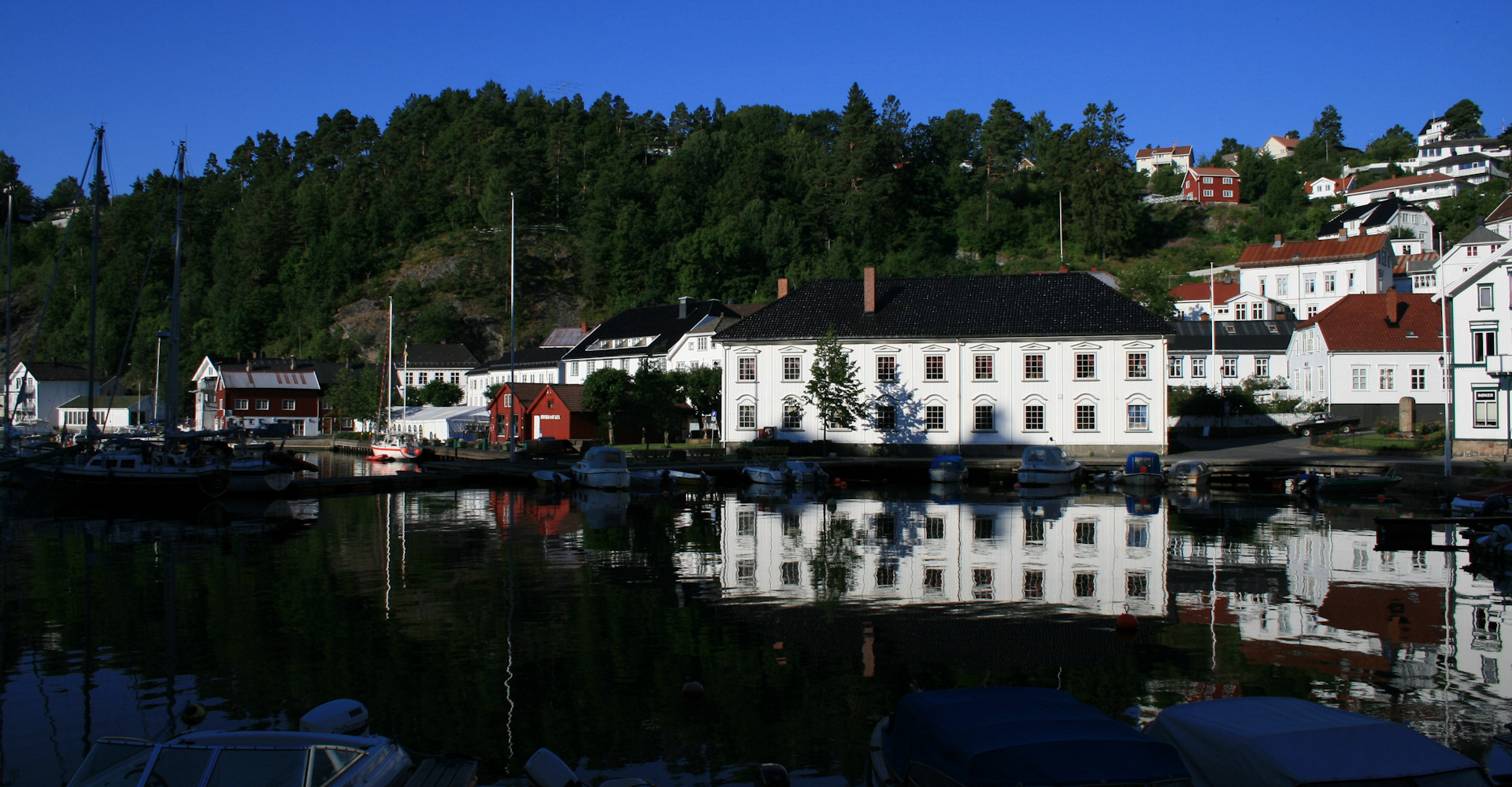 Tvedestrand rådhus ved havnen-foto Geir Johansen.jpg