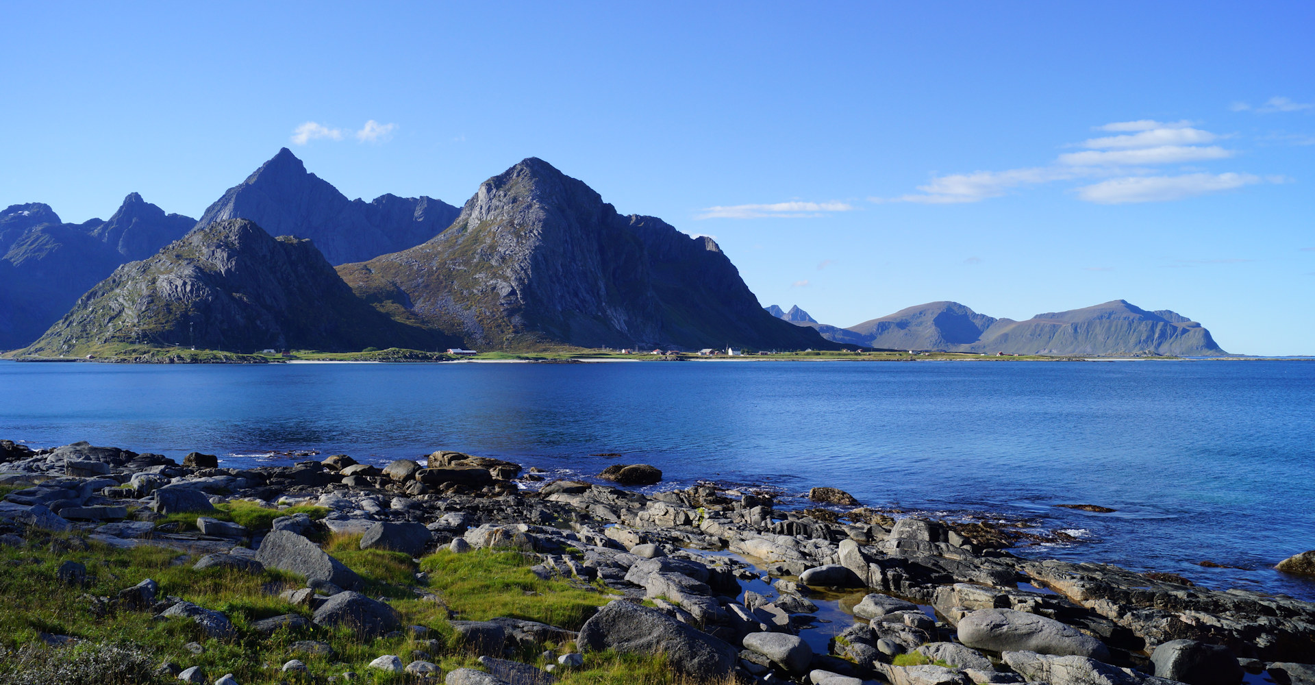 029 Utsikt mot Flakstad over Flakstadpollen fra Vareids - foto Geir Johansen.jpg
