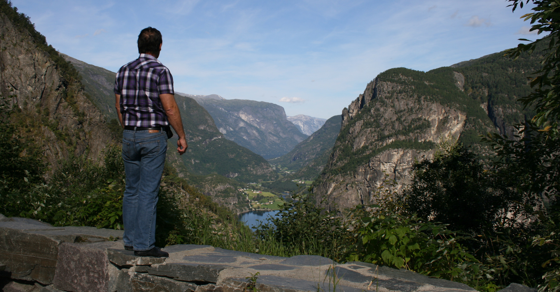 007 Aurlandsdalem med utsikt mot Aurland og fjorden-foto Geir Johansen.jpg