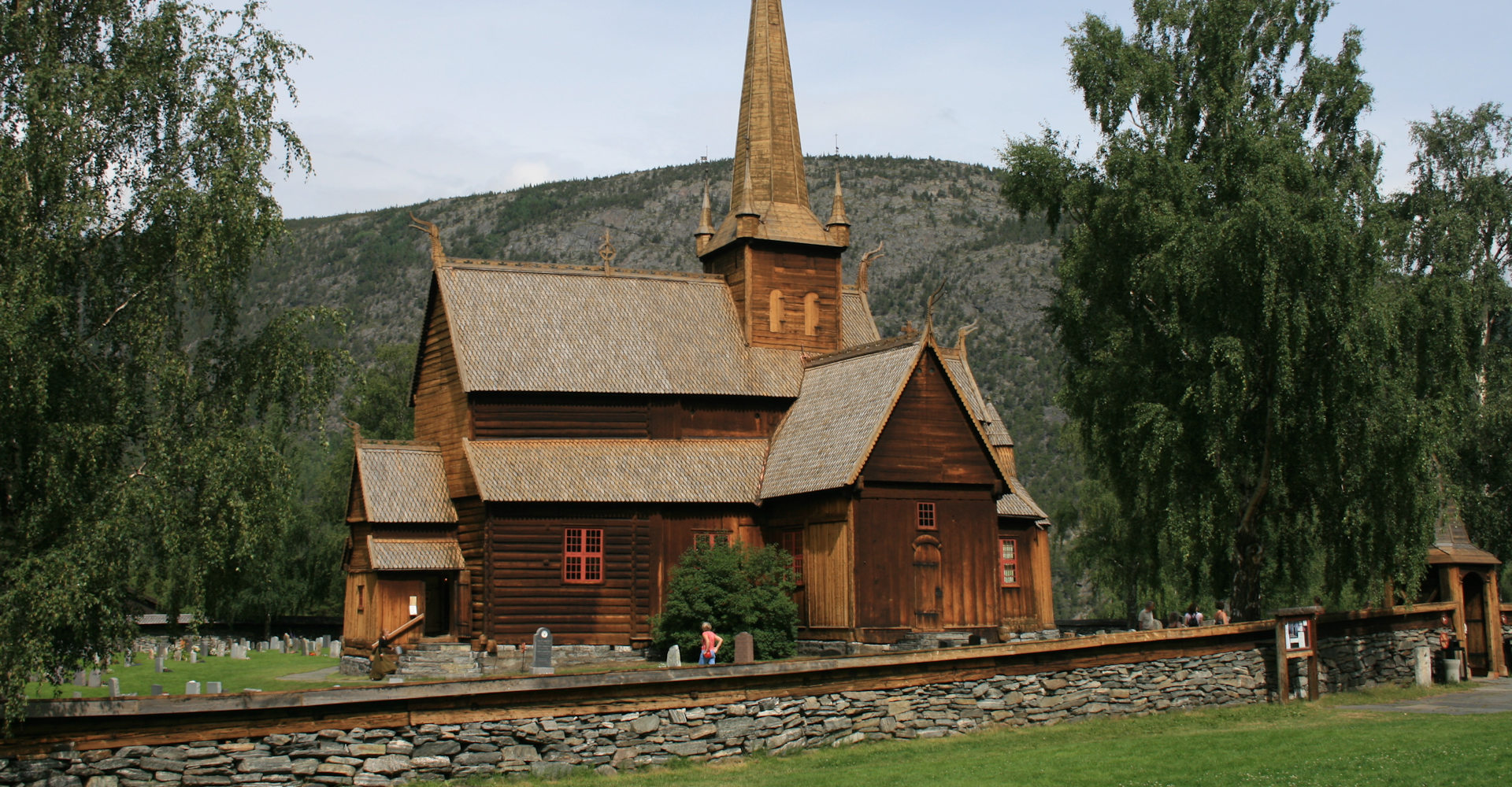 001 Lom stavkirke - Foto Geir Johansenb.jpg