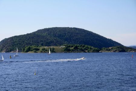 Utsikt fra badeparken mot Oscarsborg festning.