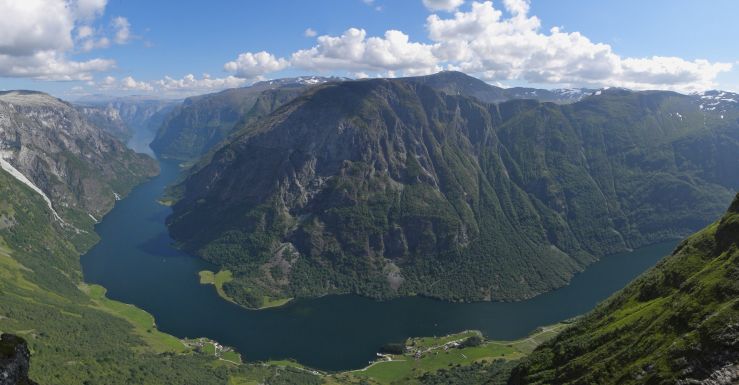 007_Naeroyfjorden_-_Naeroyfjorden_sett_fra_fjellet_Bakkanosi_-_Gudvangen_inn_til_hoyre_-_foto_Vincent.jpg