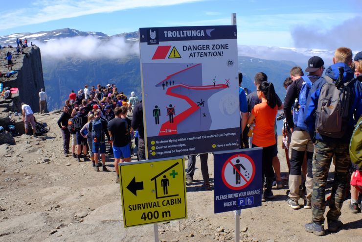 Trolltunga - advarsel til besøkende - foto Frankemann.jpg