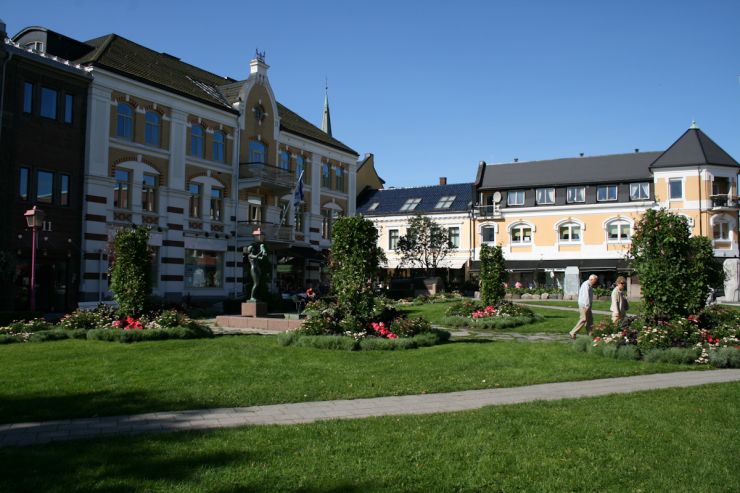 Den lille Byparken som ligger langs Jernbaneallen 160 m fra torget-foto Geir Johansen.jpg