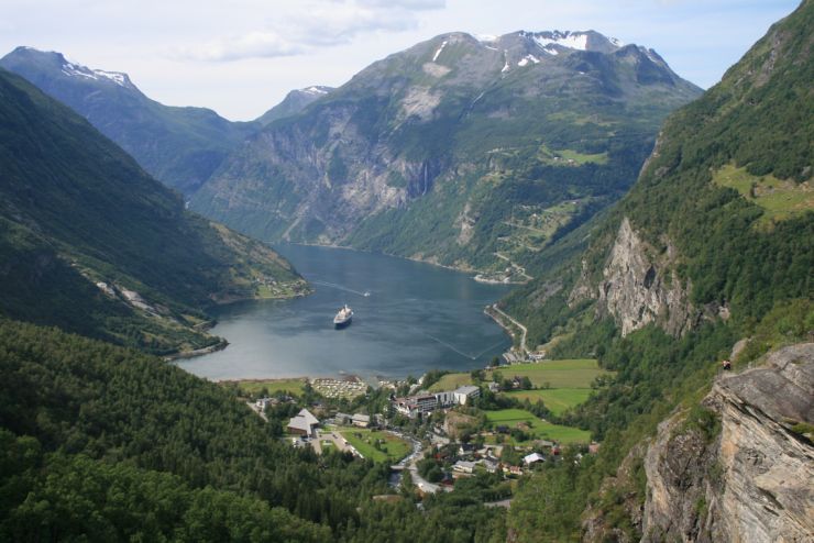 Geiranger_sett_fra_Flydalsjuvet_-_foto_Geir_Johansen.jpg