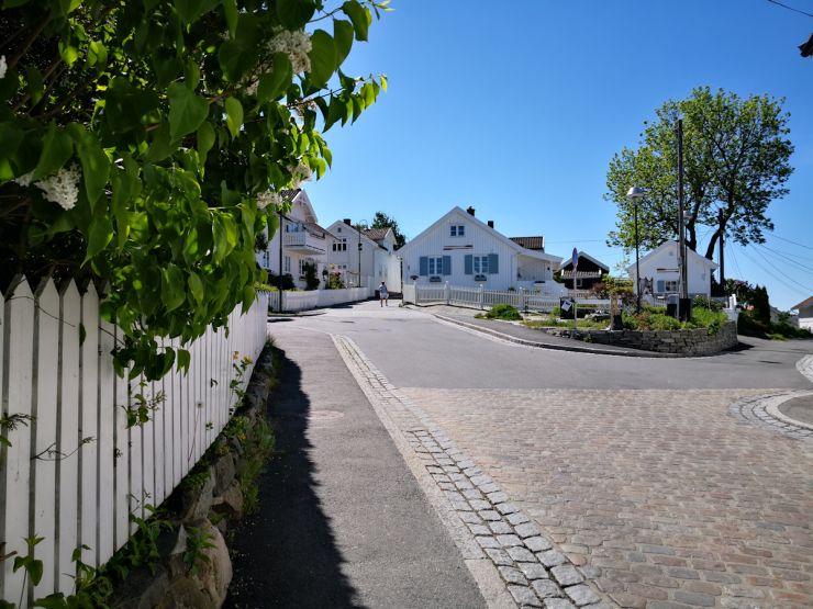 Hvitmalte hus og trange gater-foto Geir Johansen.jpg