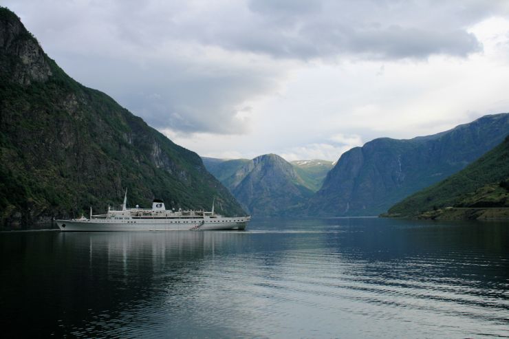 Aurlandsfjorden med cruiseskip på besøk-foto Geir Johansen.jpg
