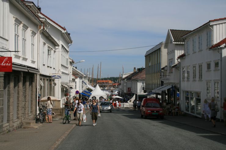 Livlig langs hoedgaten og torhet under trebåtfestivalen-foto Geir Johansen.jpg