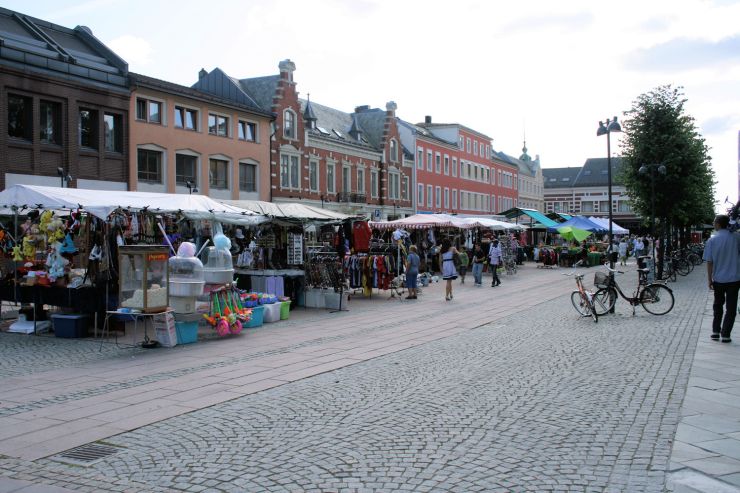 Salgsboder på torget i kvadraturen - foto Geir Johansen.jpg