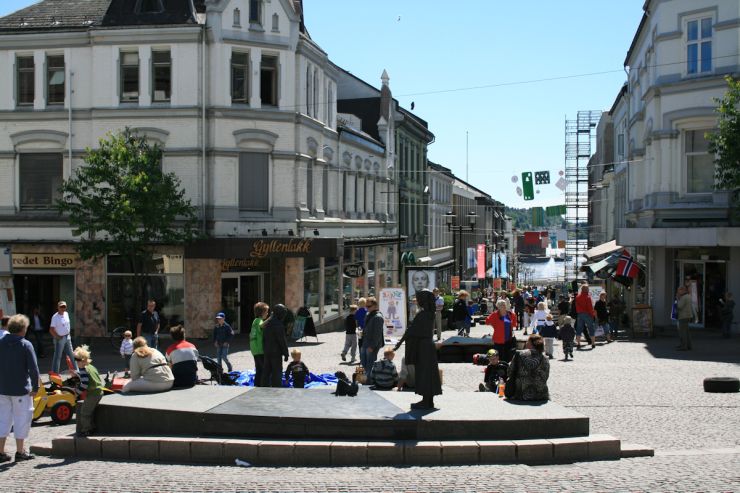 Fra torget mot Henrik Ibsens gate-foto Geir Johansen.jpg