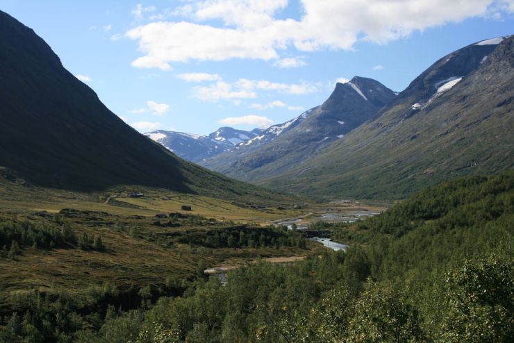 Bøverdalen-0008 Utsikt innover Leirdalen fra utsiktspunktet Vegaskjelet- Galdhøgpiggen rett til venstre-foto Geir Johansen.jpg