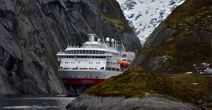 Hurtigruten i Trollfjorden - Foto Chris Shervey.jpg