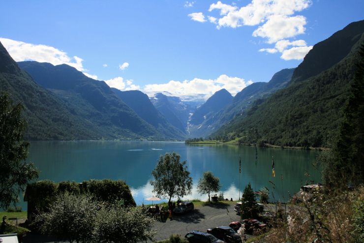 Oldevatnet inn mot Briksdalsbreen og Melkevollbreen 2-foto Geir Johansen.jpg