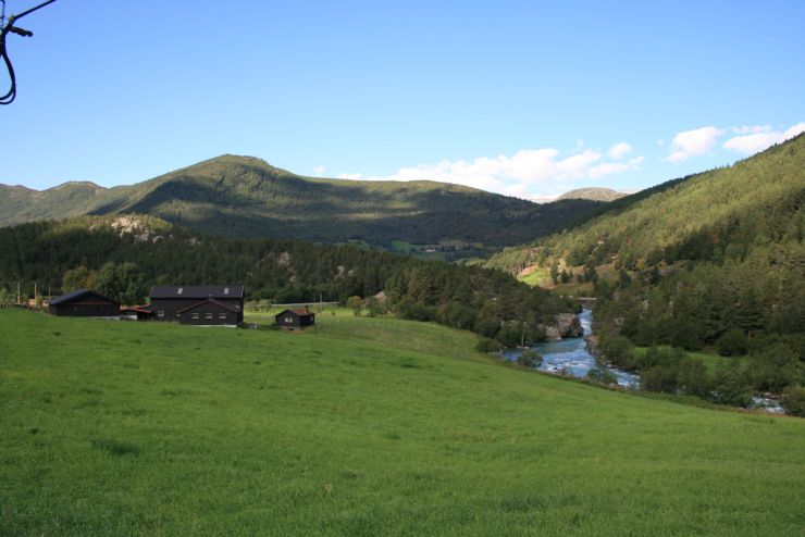 Bøverdalen-0005 og Elva Bjøo med gard-foto Geir Johansen.jpg