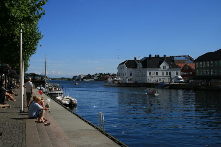 Ut Pollen fra kaipromenaden med litt av Tyholmen til høyre-foto Geir Johansen.jpg