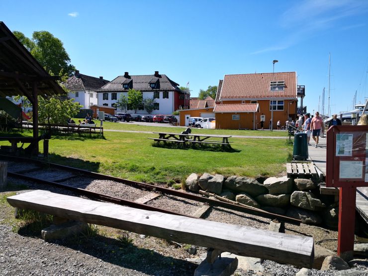 Litt av torget og parken i sentrum ved havnen-foto Geir Johansen.jpg