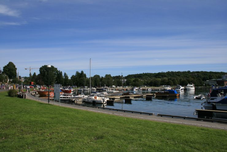 Langs havnepromenaden rett nedenfor sentrum-foto Geir Johansen.jpg