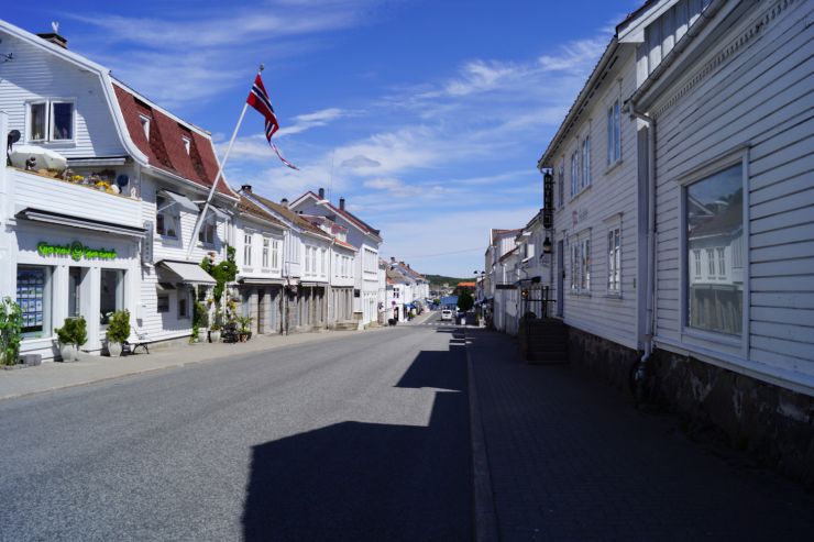 Hvitmalte trehus langs hovedgaten. foto Geir Johansen.jpg