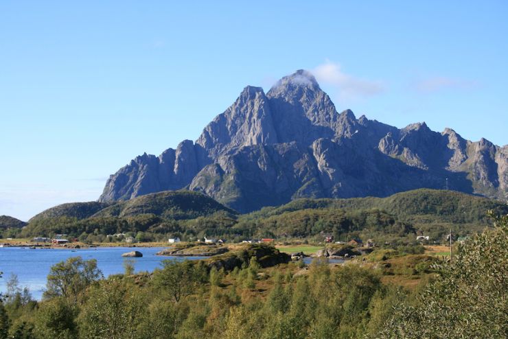 Fjellet Vågakallen vest for Kabelvåg-foto Geir Johansen.jpg