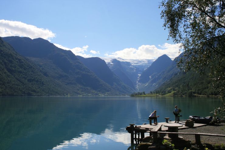 Oldevatnet inn mot Briksdalsbreen og Melkevollbreen-foto Geir Johansen.jpg