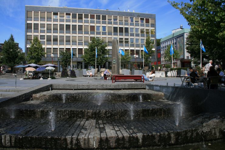 Litt av torget med monument av -Eidsvoldmanden-C A Diriks -foto Geir Johansen.jpg