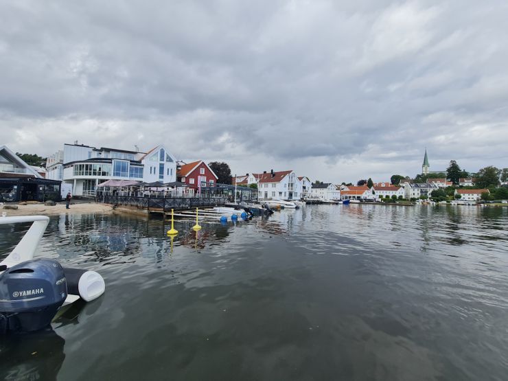 Lillesand Forsiden 008 Langs kaipromenaden og litt av bystranda- Foto Geir Johansen.jpg