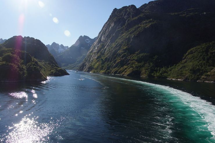 CR Akkurat kommet ut fra Trollfjorden og inn i Raftsundet med Hurtigruten foto Der Wersianer.jpg