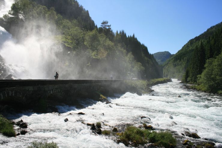 Latefossen_under_veien_og_havner_i_elven_Gronsdalslona_-_foto_Geir_Johansen.jpg